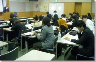 （写真）講義中の様子