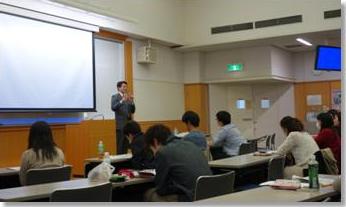 （写真）講義中の様子