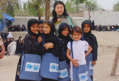 「バック・トゥー・スクール」キャンペーンにより日本のNGOからUNICEFに派遣された渡辺裕子さん。アフガニスタンの少女達と。