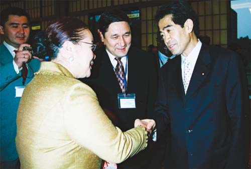 出席したキルギス副首相と握手を交わす逢沢外務副大臣
