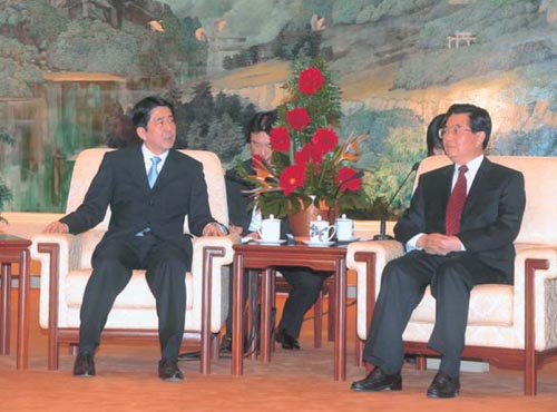 胡錦濤(こきんとう)国家主席と会談する安倍総理大臣(写真提供:内閣広報室)
