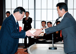 外務大臣表彰を受ける櫻井先生（写真左）