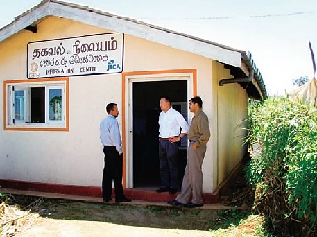 インフォメーション・センターの入り口で現地スタッフと話す栗原さん（中央）