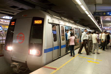 ニューデリーのRajiv Chowk駅で電車を待つ人たち