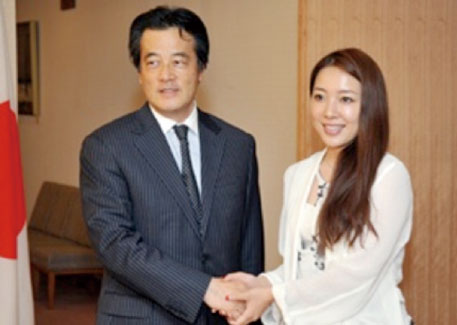 平原綾香さん（右）と岡田克也外務大臣（当時）
