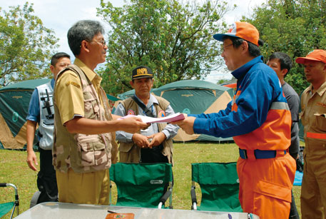 医療活動を行う国際緊急援助隊