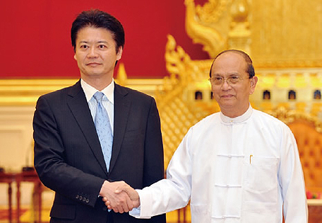 日本の外務大臣として9年ぶりにミャンマーを訪問し、テイン・セイン大統領と会談する玄葉光一郎外務大臣