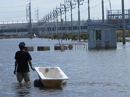 排水前（上）と排水活動完了後（下）のアユタヤ県ロジャナ工業団地（写真：JICA）