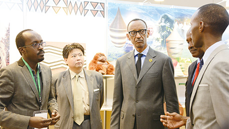 ルワンダ大統領（左から3人目）と山中さん。TICAD VのブースでルワンダICT商工会議所がICTを産業の一つとして紹介（写真：神戸情報大学院大学）