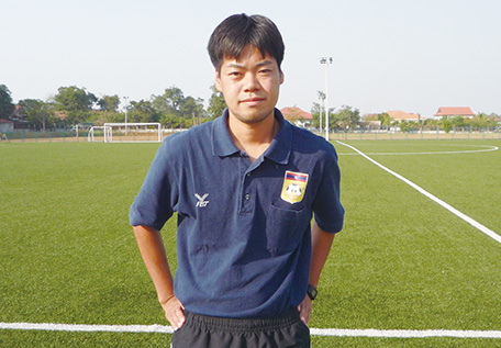 本間さん。ラオスサッカー連盟の練習場にて（写真：本間圭）