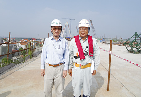 梶村さん（左）と現場所長の西 東十郎さん（背景はニャッタン橋）（写真：梶村雄佑）