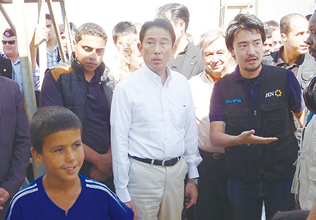 ザアタリ難民キャンプを視察する岸田外務大臣と説明にあたる佐々木さん（写真：JEN）