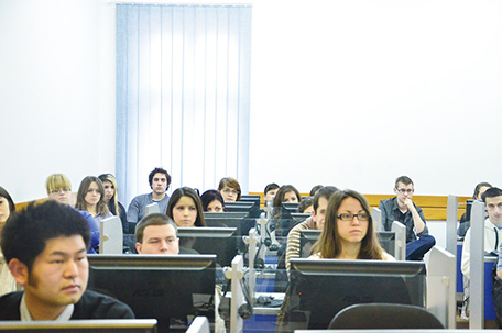日本からの帰国留学生の報告に聞き入るベオグラード大学の学生たち。パソコン、机、いすはこのプロジェクトで整備されたもの（写真：2点とも在セルビア日本大使館）