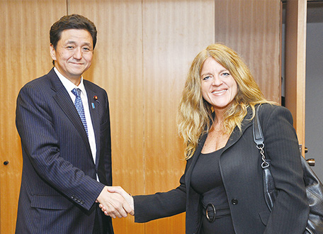 2013年10月、ヒルデ・ジョンソン南スーダン担当国連事務総長特別代表兼国連南スーダン共和国ミッション（UNMISS）代表と会談する岸信夫外務副大臣 