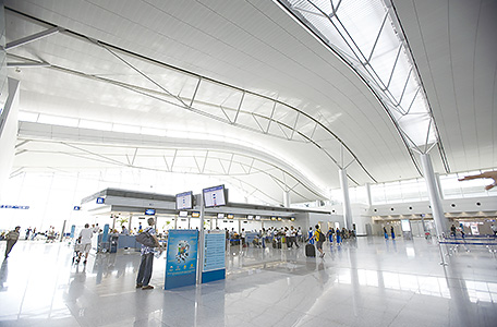 ベトナム・ホーチミン市に円借款により建設されたタンソンニャット国際空港ターミナル（写真：久野真一/JICA）
