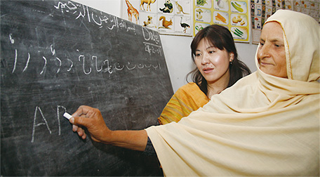 成人識字教室に通う女性。通常、識字教室は15〜35歳が対象だが、中にはそれより年配の女性も通ってくる(写真:大橋知穂)
