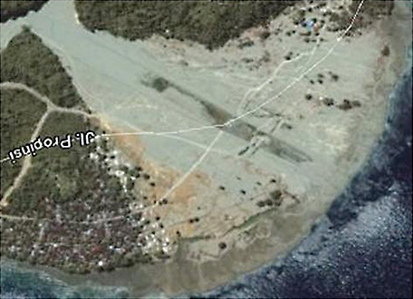 ワイエラ川上流にできた天然ダム。ダムの決壊後(下)(写真:インドネシア公共事業省)