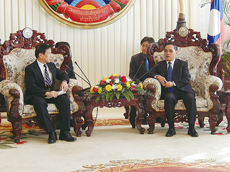 2014年6月、トンシン・ラオス首相(右)と会談する三ツ矢憲生外務副大臣(前)