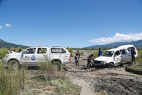 6人の医療チームとアスラウサレ村の循環診療に行く最中の風景。道中で、車がぬかるみにはまったり、道が壊れて補修するなどのハプニングがしばしば起きる（写真：地球のステージ事務局長 後藤明子）