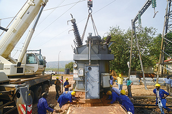 ルワンダ・キガリの変電施設および配電網建設現場(写真:久野武志/JICA)