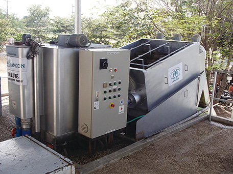 1時間に10トンの汚泥処理能力を持つ脱水機。省電力・省水量、運転管理の容易さが特徴で、24時間無人運転が可能(写真:アムコン(株))