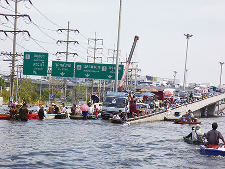 バンコク北部にあるパトゥンターニ県における浸水の様子(写真:東京大学生産技術研究所)