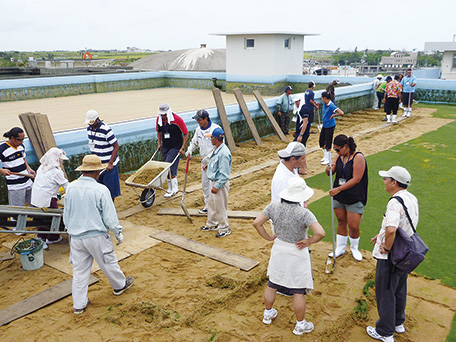 水槽事業改善に共同で取り組むサモアおよび宮古島の人々(写真:JICA)