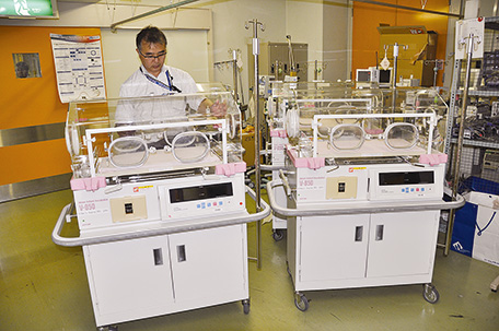 保育器の発送準備をするISAPH山崎氏(写真:ISAPH)