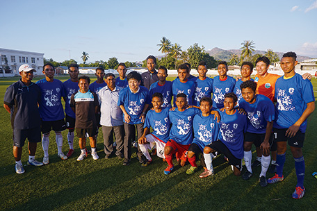 2015年7月、東ティモールのサッカーU19ナショナルチーム練習を視察する中根一幸外務大臣政務官(前)