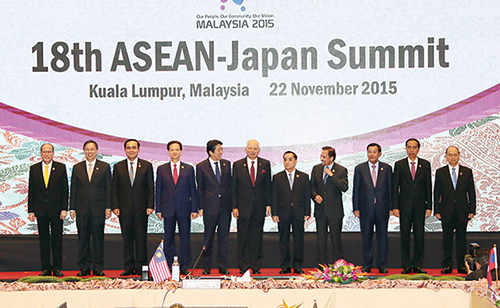 2015年11月、マレーシア・クアラルンプールにおいて開催された第18回日・ASEAN首脳会議の集合写真(写真:内閣広報室)