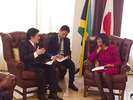 2015年5月、ジャマイカのシンプソン=ミラー首相を表敬する中山泰秀外務副大臣(前)