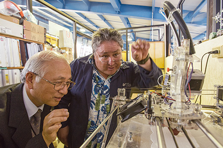 メキシコのサン・ファン・デル・リオ工科大学で、機械工学を担当する清水宏シニア海外ボランティア(写真:JICA)