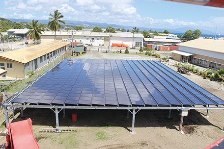 ソロモン諸島電力公社の駐車場に設置された、太陽光発電装置(写真:(有)沖縄小堀電機)