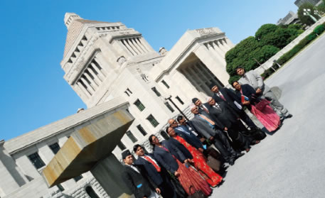 民法制定支援の一環として、訪日視察中のネパール国会議員団ほか関係者(写真:長尾貴子)