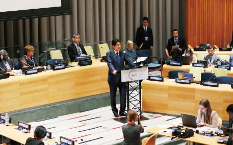 2016年9月、難民及び移民に関する国連サミットでスピーチを行う安倍総理大臣(写真:内閣広報室)