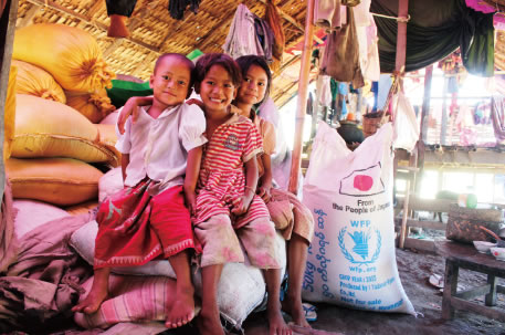 2015年のミャンマーの洪水による避難民の子どもたち(写真:国連WFP)