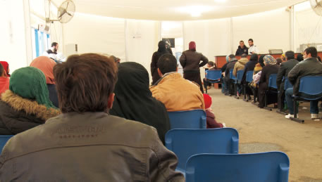 レバノン・ベッカー高原にあるUNHCRの難民受付センターで順番を待つシリア難民(写真:UNHCR)