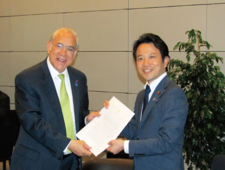 2016年6月、グリアOECD事務総長へOECD開発センター復帰の書簡を手渡す濵地前外務大臣政務官
