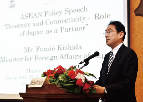 2016年5月、タイのチュラロンコン大学でASEAN政策スピーチを行う岸田外務大臣