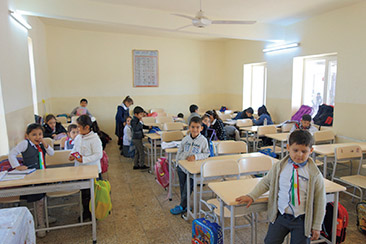 壁、天井も明るい色で塗り替えられて、きれいになったマム小学校の教室。(写真:認定NPO法人IVY)