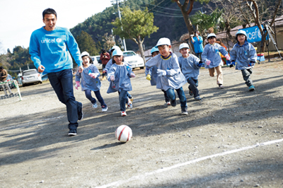 2011年12月、南三陸町を訪問した長谷部誠選手。日本ユニセフ協会の支援活動が終了した16年末以降も被災地への訪問を続けている。(写真:日本ユニセフ協会)