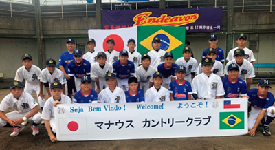 日本遠征の際に親善試合を行った中学生クラブチーム、筑紫エンデバーズとの交流の様子(写真:宮田瑠星隊員)
