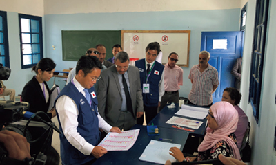 チュニジア国民代表議会選挙の選挙監視活動を行った中谷真一外務大臣政務官(左から2番目)(2019年10月)