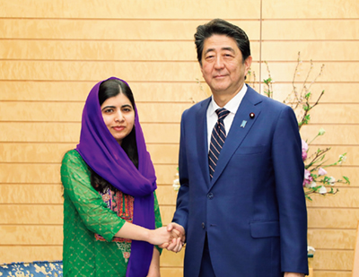 第5回国際女性会議(WAW!)の機会に訪日した、マララ・ユスフザイ・ノーベル平和賞受賞者より表敬を受けた安倍総理大臣(2019年3月)(写真:内閣広報室)
