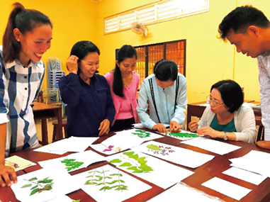 校庭の植物を標本にして、教員養成大学の教員自らが環境教育教材を手作りする様子(写真:Nature Center Risen)