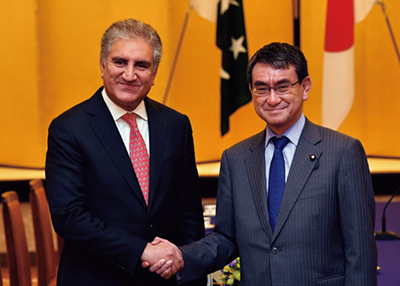 訪日中のクレーシ・パキスタン外務大臣と外相会談を行った河野外務大臣(当時)(2019年4月)