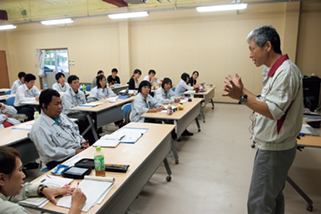 JICAセンターにおける廃棄物管理研修の様子(写真:JICA)