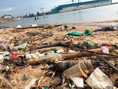 タイの海岸に打ち寄せられた海洋プラスチックごみ(写真:九州大学磯辺篤彦教授)