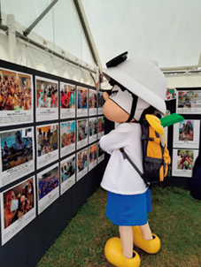 外務省写真展「エールよとどけ!」を眺めるODAマン写真展の展示作品の一部は写真特集に載せていますのでご覧ください。