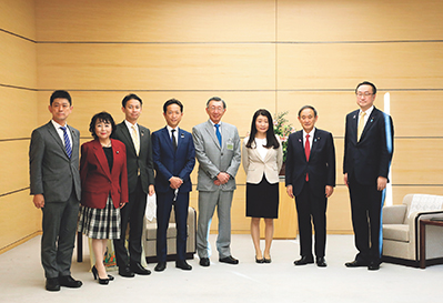 WFP日本事務所、WFP協会およびWFP議員連盟一行による表敬を受け、WFPのノーベル平和賞受賞について報告を受けた菅総理大臣(写真:内閣広報室)